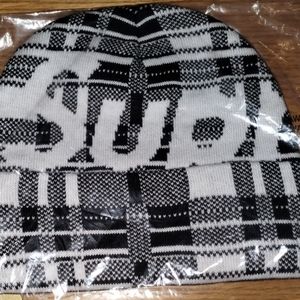 NWT in package New release FW23 Big Logo Plaid supreme beanie